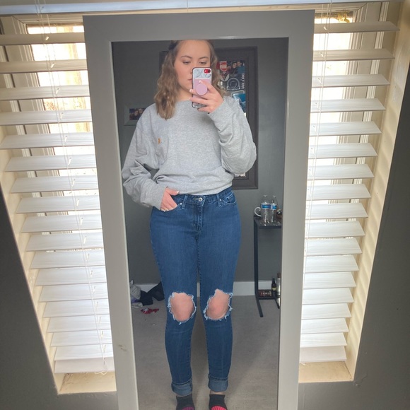 Levi ripped skinny jeans. - Picture 3 of 5